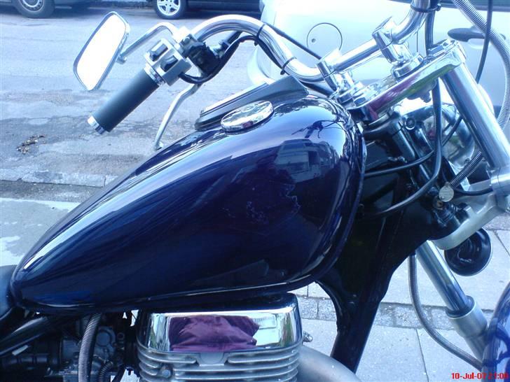 LS650 - Her fik jeg fjernet resten af det originale klistermærke.. Så skal der et nyt på jeg fandt på eBay :)
- Ikke øl mave, blot en lidt for stor træningsjakke :D Ser lidt voldsomt ud i ventildækslet hehe...! billede 16