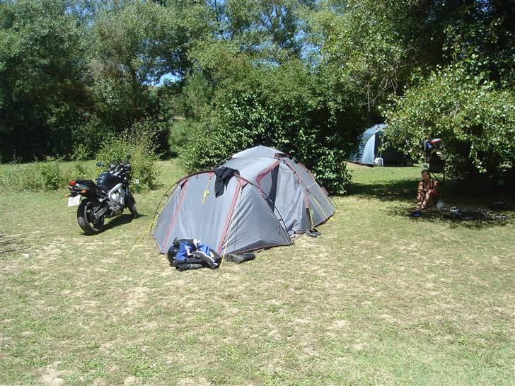 Sommerferie i Sydfrankrig, 3.uge - Vores telt slået op på LE CAMP MOTO billede 4