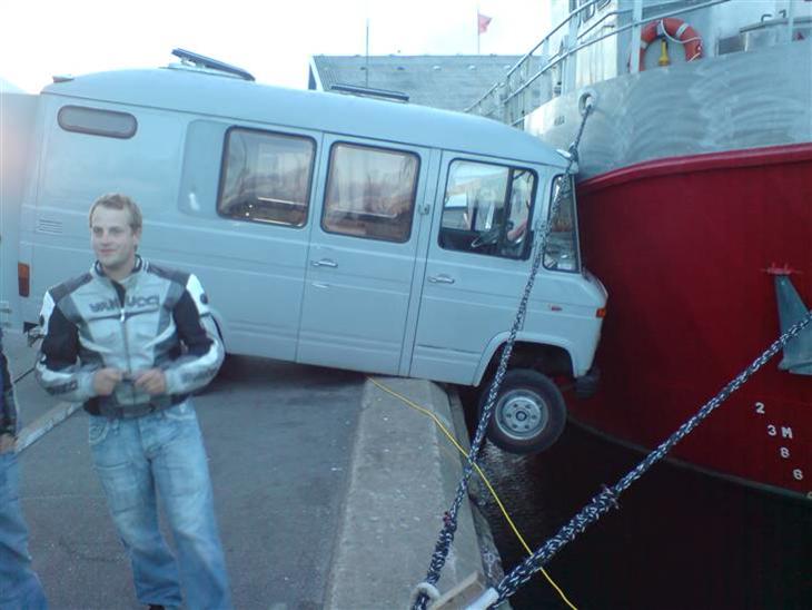 Skagen træf 2007 - Billede tager på skagen havn. Ja han kom vist lidt på afveje. eller var det måske bremsesvigt, i hvert rimeligt nederen. billede 0