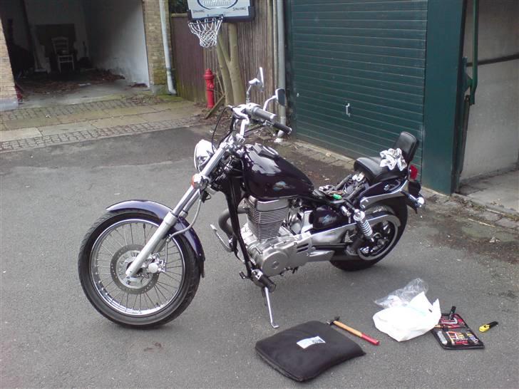 LS650 - Så blev Savag'en trillet ud af garagen - men se hvor flot lakken er ;O) Har lige pudset voksen af, efter 2 måneder hvor det har fået lov at sidde.

Nu skulle der laves ting..

Cyklen har gået 24,137 km på billedet billede 28