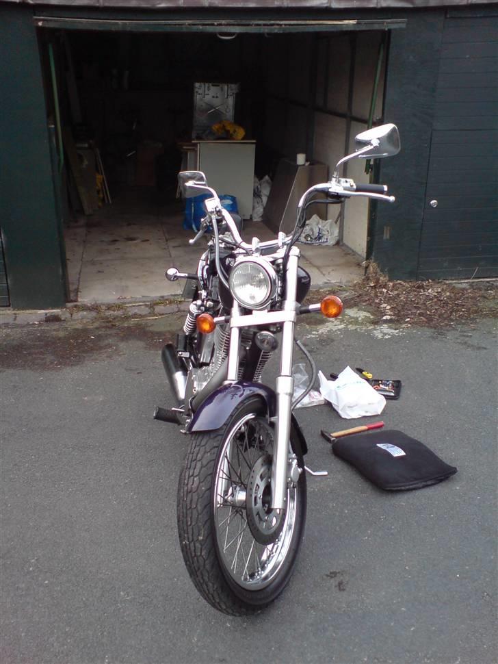 LS650 - Stadig olieret i WD-40 - det har også fået lov at sidde siden 12 november..

Cyklen ser bare så lækker ud med det på - bliver godt at se når det skal vaskes af og poleres op med voks ;O) billede 29