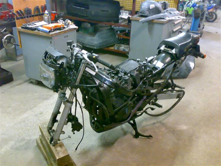 Så er min Suzuki skilt ad..... - Så er 600F'er skilt ad..... puha hvor ser den da sølle ud når den står sådan. billede 1