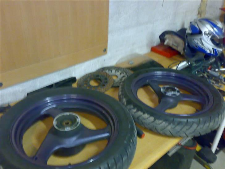 Så er min Suzuki skilt ad..... - Den skal have komplet nye skiver og klodser både for og bag.... Jeg har bestilt Waveskiver, da jeg syntes at det ser lidt bedre ud. Et nye bagdæk skal der også til, og så regner jeg med at montere nogle andre små diode blinklys da de store orange kasser som sidder fra original ikke er specielt pæne. billede 2