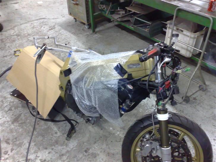 Samling af min cykel - Cyklen pakket ind parat til at få svejst en ny subframe. billede 13