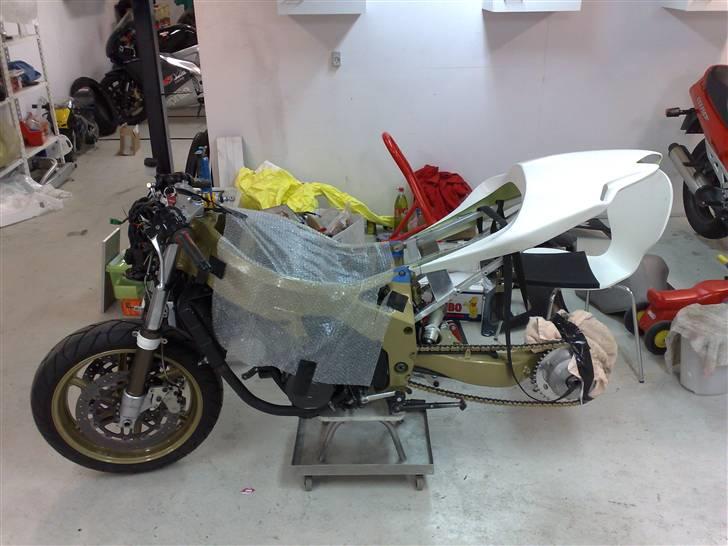 Samling af min cykel - Røven på den nye subframe, nu begynder det at ligne noget. Hvis man så bare havde det baghjul der......... billede 15