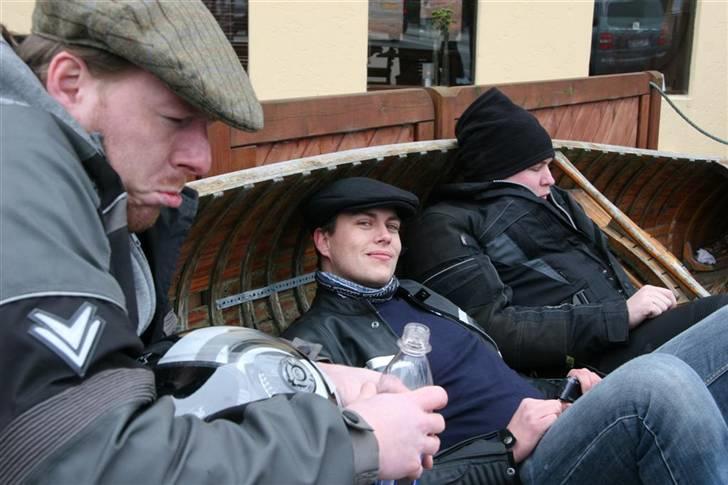 Åbning af ishuset ved hjejlen i silkeborg - Jaa, bette Jimme blev jo en smule "stødt" af situationen, men tjek lige smilet på Ali baba... så kan i jo selv gætte hvem der har gjort Jimmi forlegen? billede 17