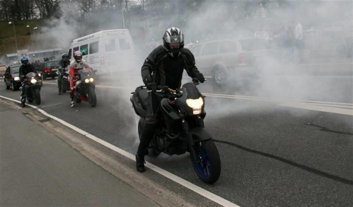 Åbning af ishuset ved hjejlen i silkeborg - Endelig en smule røg... det hjælper jo ikke meget at hamre løs på begrænseren når den ikke er i gear vel Jimmi. Husk lige det næste gang ;) billede 33