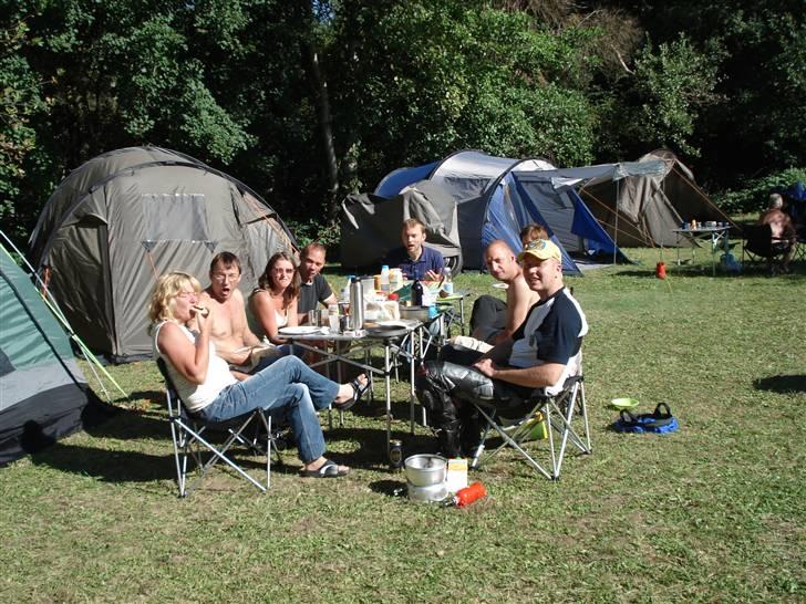 Camping Moto - Frankrig 2007 - Hyggen sat i højsæde ved morgenbordet. Ham med det tyndeste hår er mig. billede 5