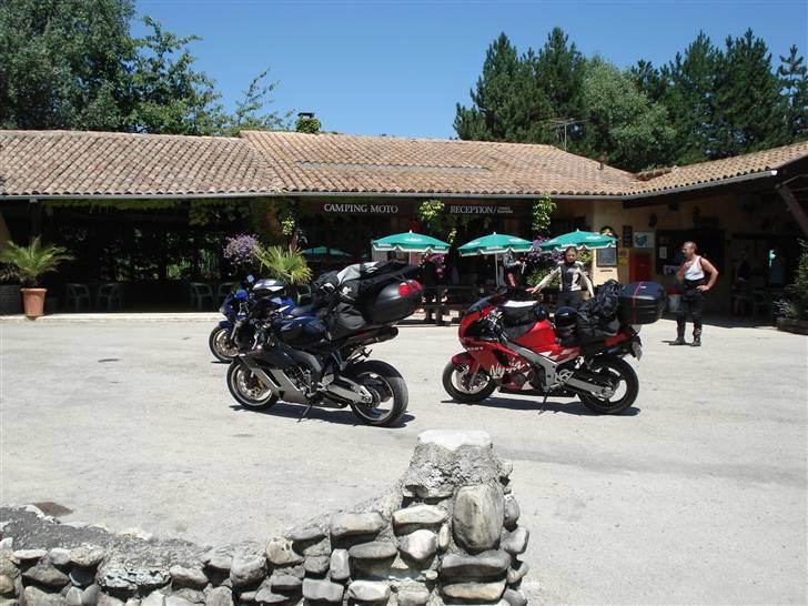 Camping Moto - Frankrig 2007 - Receptionen som den ses ved ankomst, egentligt et meget fredeligt sted med nogle søde mennesker som bestyrer pladsen. billede 2