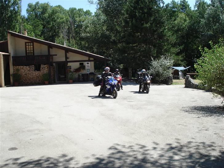 Camping Moto - Frankrig 2007 - Toiletbygningen med nogle flotte baderum og alm. toiletter og der er altid rent. billede 3