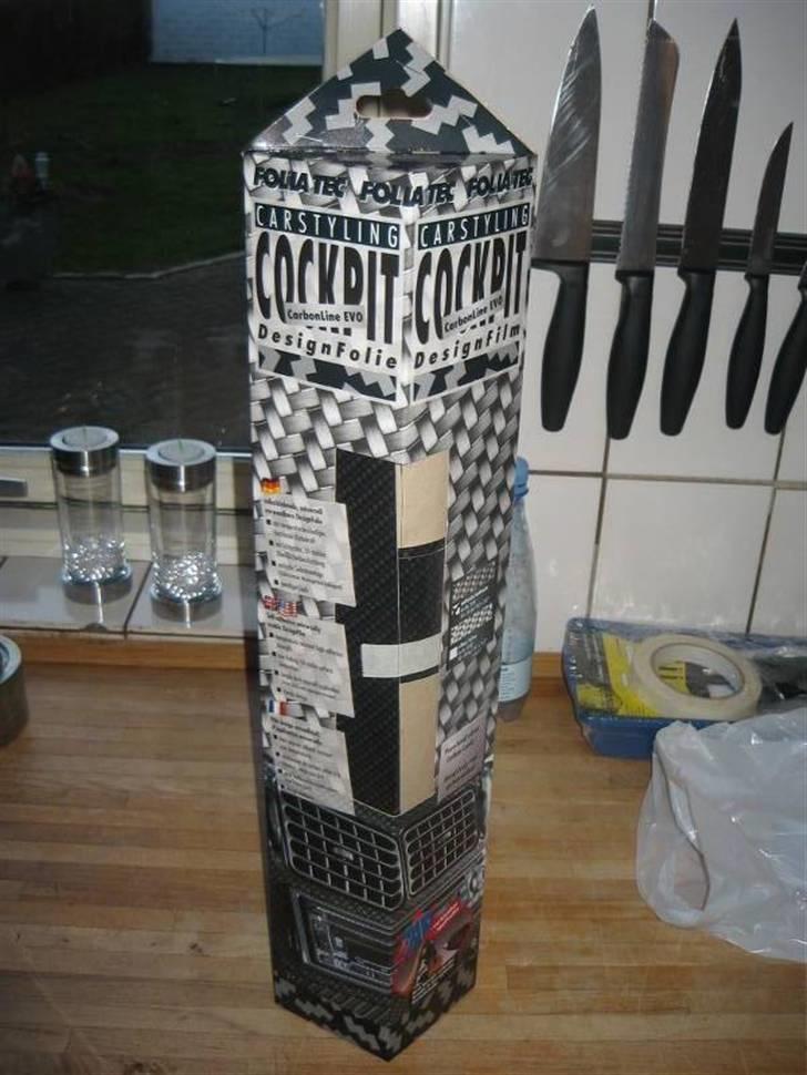 Ompakning af Termignoni-potte - På www.foliatec.de købte jeg noget Carbon-folie model "3141" til 28.45 €. Folien er rimeligt  temperaturtålelig. Det nøjagtige link til varen er her:

http://shop.foliatec.com/foliatec/foliatec_shop/COCKPIT-DESIGN/INTERIEUR/CARSTYLING/PROSTYLE%20universelles%20Zubehör/COCKPIT%20Designfolie%20CARBON%20Line%20EVO%20-%20carbon-anthrazit%20glanz,%2050%20x%2050%20cm.foliatec?affiliateId=1&page=article.jsp&groupId=33&productId=3141 billede 8