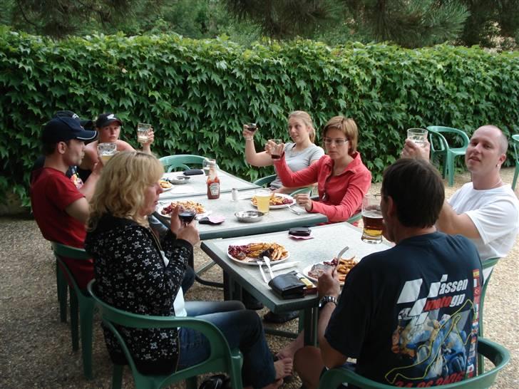 Camping Moto - Frankrig 2007 - Aftensmad ved poolen, fornuftig mad til fornuftige priser. billede 12