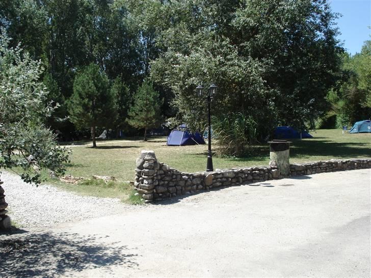 Camping Moto - Frankrig 2007 - Pladsen set fra toiletbygningen, meget stille og med masser af plads. billede 7