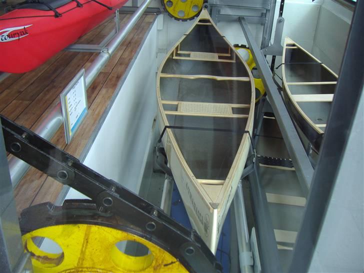 Tur til louis i hamborg - En kæde af kanoer som kørte fra bunden til toppen billede 3