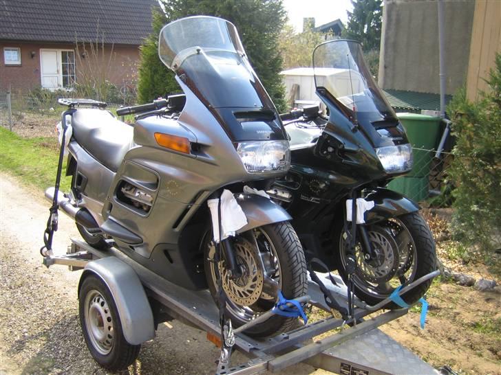 At bygge en MC trailer. - 2 ST`er er lige over 600kg. Men det er stadig ikke noget problem at holde 100km/t på motorvejen i Tyskland, den ligger helt stabilt. billede 9