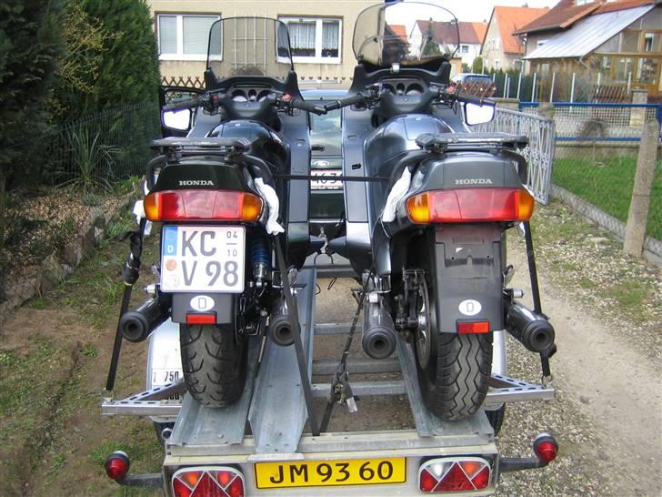 At bygge en MC trailer. - De kan liiige være der. Men nu er en ST´er også pæn bred. De står lidt forskudt men, men ellers ingen problemer. billede 10