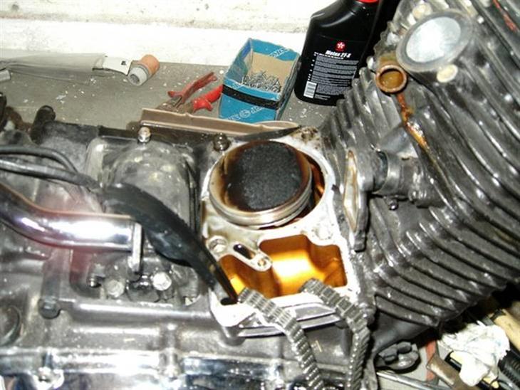 Motor renovering - Stemplerne er godt sodet til, så lidt nye friske paraplyer er vist ikke helt formåls løst ;-) billede 0
