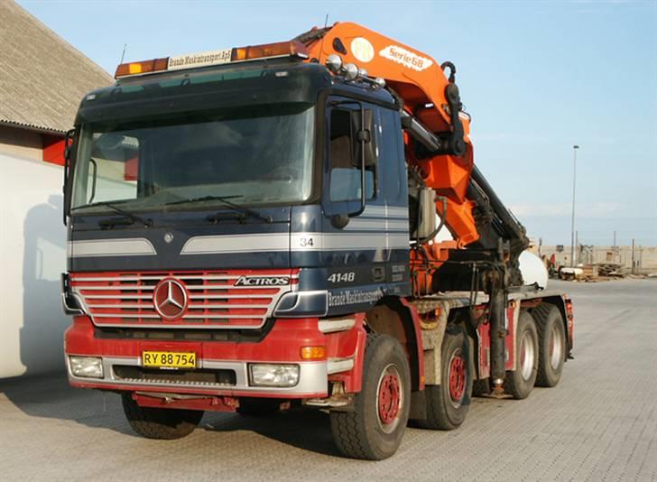 Mine Gl. Lastbiler - Actros MP1 4148, 65 tm kran. Første bil hos BMT billede 4