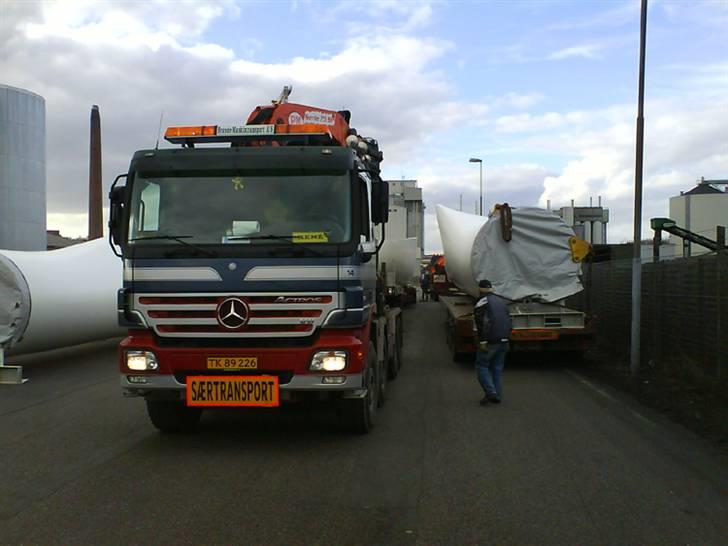 Mine Gl. Lastbiler - Actros MP2 2004 4150 med 70 tm kran på Havnen i Århus. billede 5