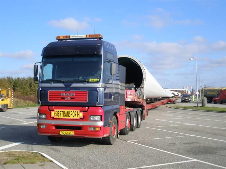 Mine Gl. Lastbiler - MAN TGA XXL 4453 med 52 meter Siemensvinge.
Totalvægt 70 tons, længde total 60 meter. billede 7