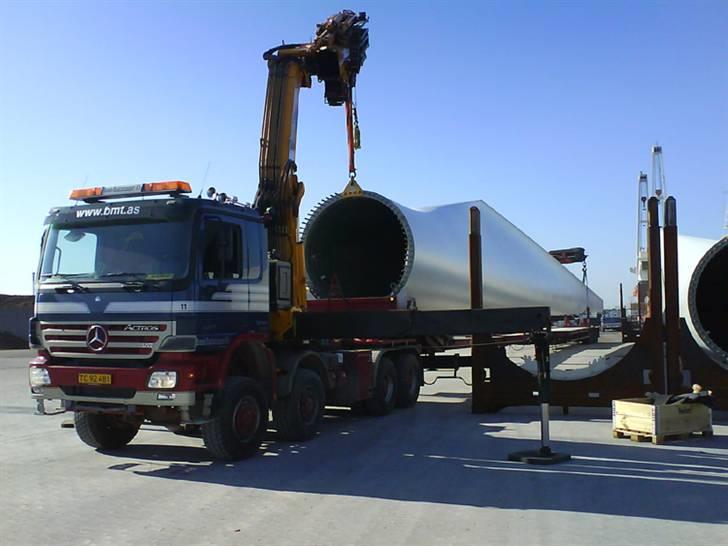 Mine Gl. Lastbiler - Actros MP2 4150 8x8 med 120 tm kran, løft af 52 meter vinger Aalborg havn billede 10