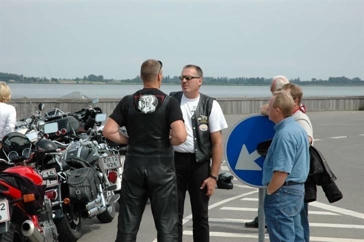 Tur til Fejø med Bikx sommer2006 - En Arrgogant Bastard får en sludder med Søren fra Bikx billede 3