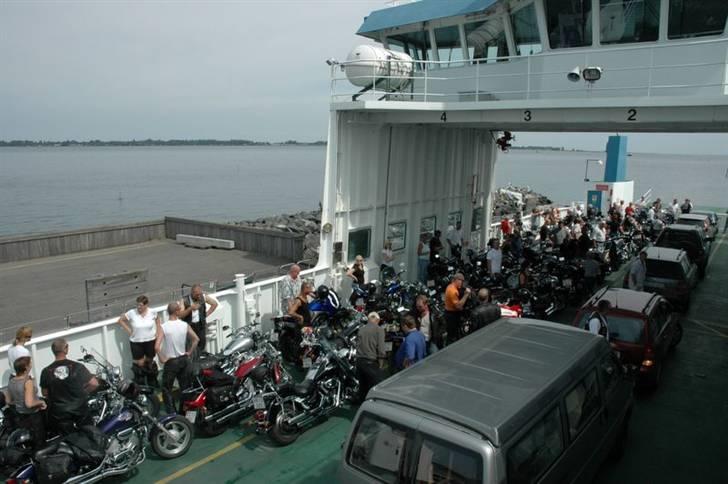 Tur til Fejø med Bikx sommer2006 - Vi fyldte næsten den lille færge helt op. Der blev kigget noget fra bilisterne side billede 7