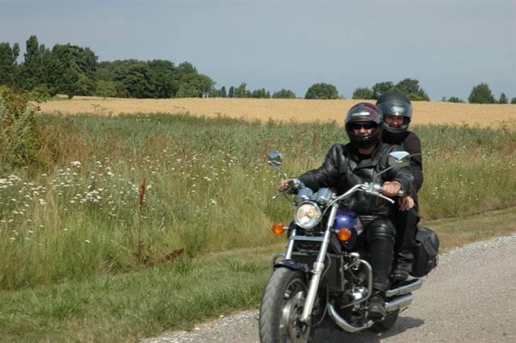 Tur til Fejø med Bikx sommer2006 - Mig med Dorte Køster bagpå. Lilly prøvede lige at sidde bag Mikael K. billede 8