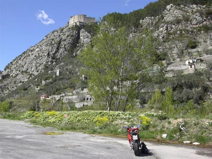 Napoleons-rute: Nice-Entrevaux-Castallane-Nice - Her holder jeg neden for middelalderbyen Entrevaux, som stammer ca. fra år 1040.
Læs evt på: http://en.wikipedia.org/wiki/Entrevaux#History
se evt andre billeder på: http://www.kiechle.com/area/index.htm?entvaux/entvaux.htm billede 16