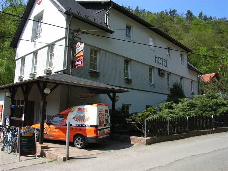 Tur billeder Prag og omegn - Så'en ser det ud fra vejen. Ligger utrolig flot lige ved flodem mellem "bjerge" på begge sider. Et dobbelt værelse koster EUR 20,- per nat. billede 6