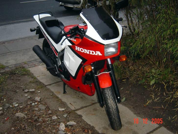 Mine tidligere transportmuligheder  - Min første VF500F2, dejlig cykel til trods for et blakket ry, kører den fantastisk...jeg har den faktisk endnu. billede 1