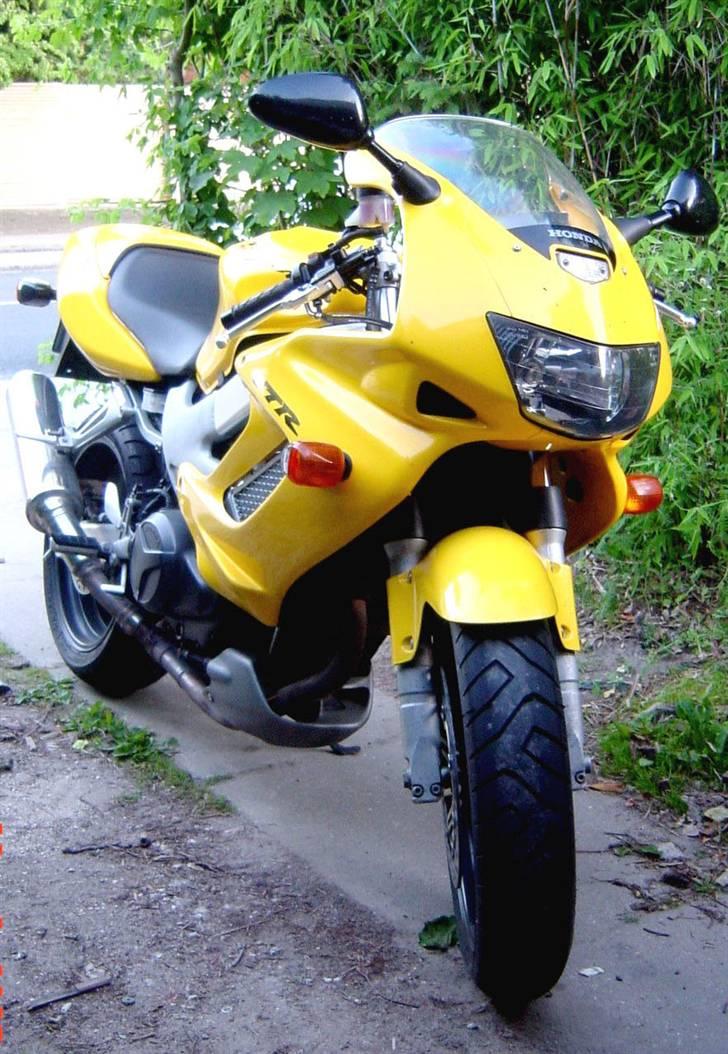 Mine tidligere transportmuligheder  - Afløseren for XRV blev denne VTR firestorm....Nøj hvor var det fedt ifht 750..
sådan så den ud da jeg hentede den billede 4