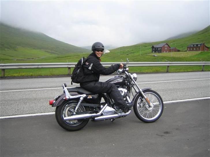 Mc-tur på Færøerne - Damen skulle også lige prøve dyret... Her i bedste truck-stil med solbriller og æggeskal. billede 3