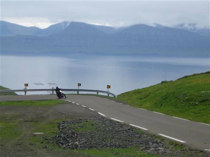 Mc-tur på Færøerne - Problemet med en denne harley er at den ikke kan komme specielt langt ned i svingene før centalstøttebenet går på... og så komme der gnister !! billede 12