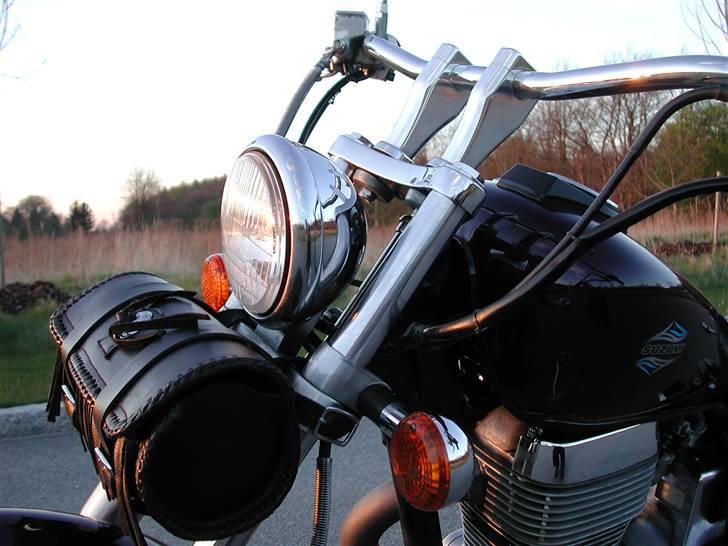 LS650 - Original kabler, samt ledninger kunne heldigvis række til det nye styr. Her kan de højglanspolerede Alu Risere ses fra siden :-) billede 50