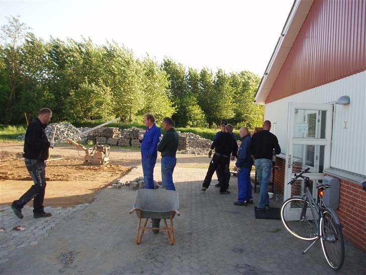 Skodborg mc - Fliselægning i fuld gang. billede 2