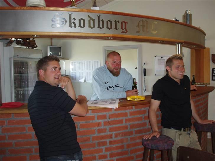 Skodborg mc - Åhr det bet bliver bare fedt, når de har skruet den færdig. Så vi kan komme til at prøve den stang. billede 23