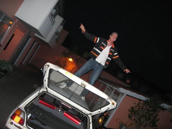 25 Års Fødselsdag - Ja forstærkeren brændte jo selvfølgelig af, det var jo en yamaha ;-)
Dennis havde så lige taget golfen med, og den ku sku spille :-) billede 69