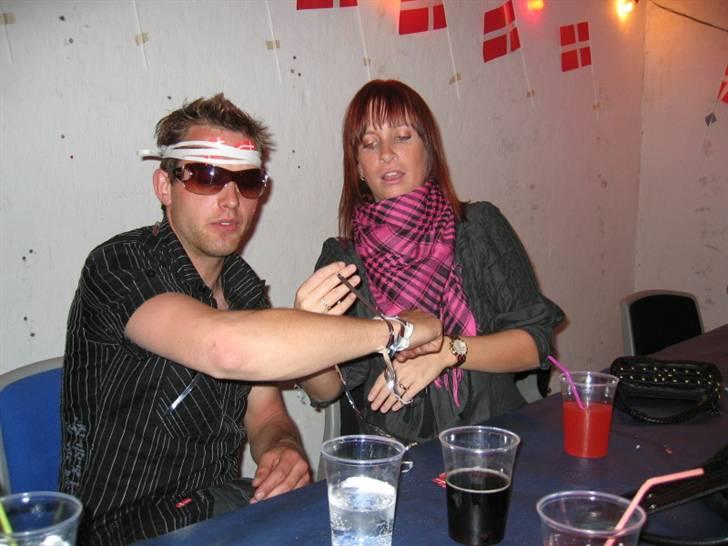 25 Års Fødselsdag - Tommy er pyntet pænt af Louise hehe billede 73