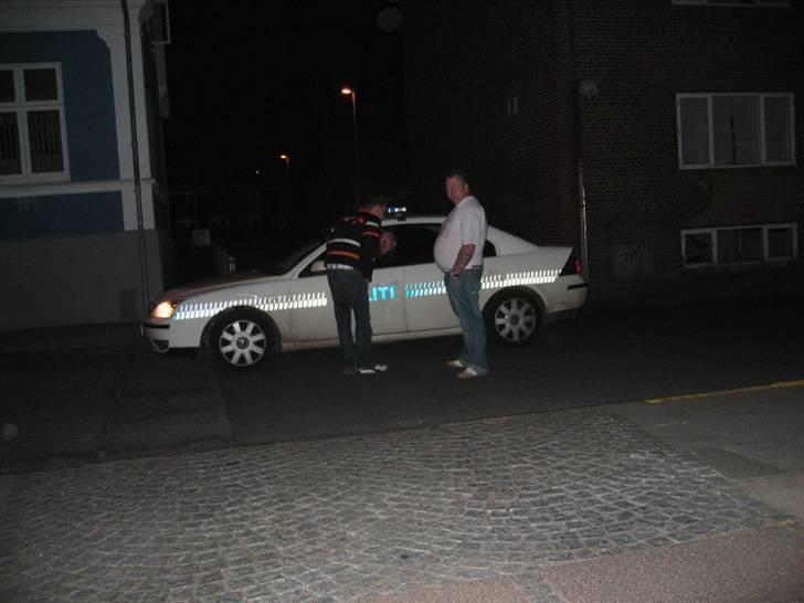 25 Års Fødselsdag - Hehe ja vi havde oz lige besøg af Polisen :-)
De gjorde nu ikk så meget, udover lige at tænde det blå blink fordi vi holdte fest :-) billede 100