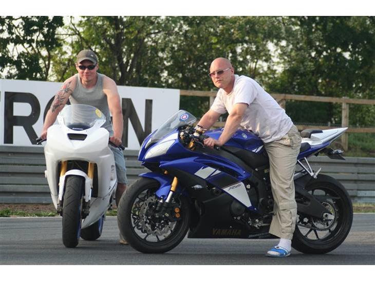 Padborg - Her er vi så . martin til venstre og moi til højre . vi overvejede IKKE om vi lige skulle snuppe en omgang i klipklappere og t-shirt :-). billede 8