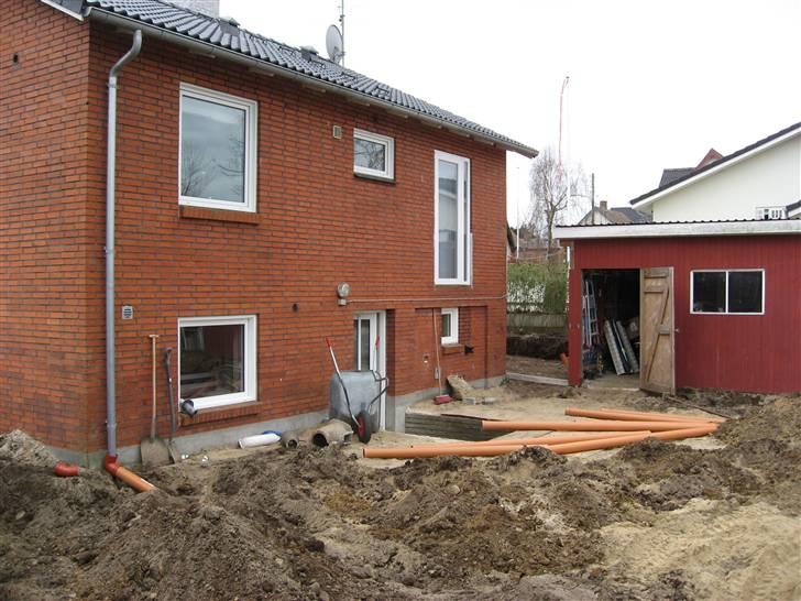 Div pics - Alt regnvand fra husets 2 tagrender, aquadræn ved carport, tagrende fra carport tag , samlet og ført tværs igennem gammel terasse og ud i 8 regnvands faskiner i græsplæne... sikke et forbandet rod og svineri.. he he.. billede 9