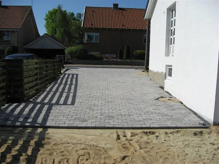 Div pics - Efter dræn, blev der selvfølgelig kørt stabilgrus på og derefter fyldesand.. og så skulle der lægges sten.. alt i alt 250m2 gråmix herregårdssten.. Det tog sig absolut også godt ud til det lille hus.. billede 13