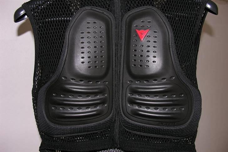 Dainese Gilet Wave 2 Neck - Closeup - brystparti.

Vesten er ligetil at benytte og generer ikke, når man lige har vænnet sig til at blive "strammet" op (nu er jeg jo ikke lige den mindste :oD) og pakket ind som en anden gladiator. billede 2