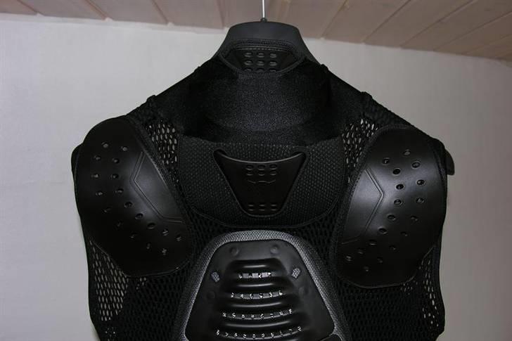 Dainese Gilet Wave 2 Neck - Closeup - skulderparti.

Her ses tydeligt nakkebeskytteren over rygskjoldet, endvidere er der to små skjold der beskytter øverste del af skulderbladene. Denne helhed er hele grundlaget for mit valg trods nakkebeskytteren der dumper fælt i mit tilfælde.

HUSK at lave en aftale med butikken om at aflevere produktet tilbage efter endt prøvetur, hvis det ikke fungerer som det skulle efter hensigten. billede 4