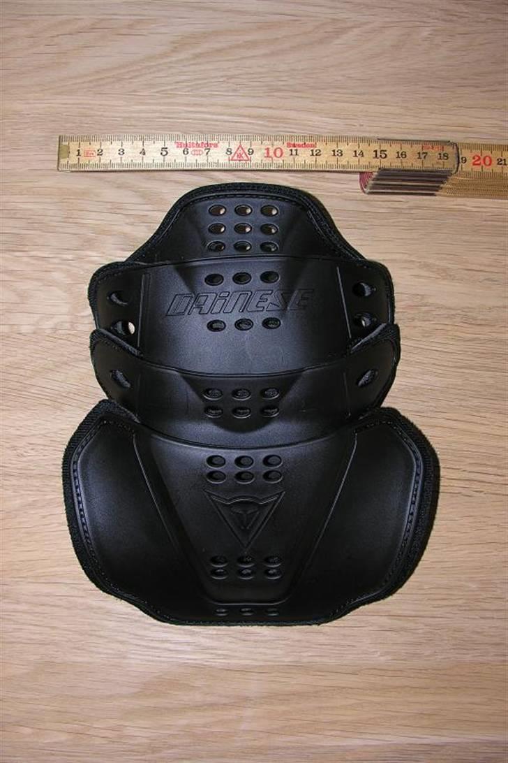 Dainese Gilet Wave 2 Neck - Her den famøse beskyttelse der måler 17x21cm og kan heldigvis tages ud (hvilket er nødvendigt i mit tilfælde), den kan faktisk også sættes i en jakke der er forberet til nakkebeskytter.

Jeg har prøvet en Dainese jakke med denne beskytter, hvilket heller ikke duede selvom det var en lille smule bedre. billede 5