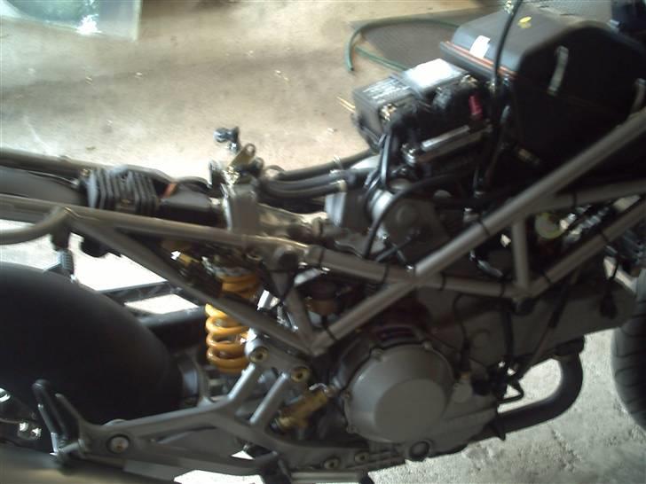 Ducati Monster 1000 - På plussiden lige nu: Masser af plads til pudsekluden...... billede 29
