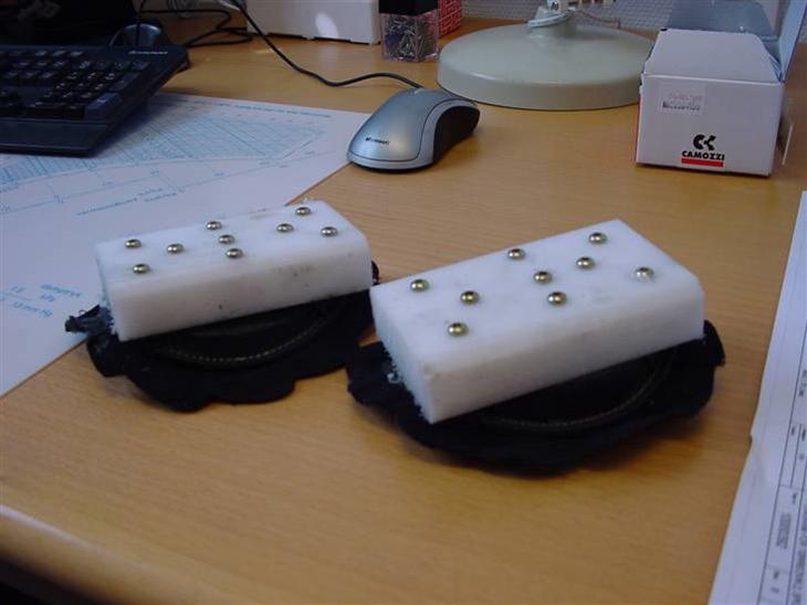 Knee slider - Knee slideren blev slebet plan. Nylon klods skåtet ud i 70 x 120. Nylon klodsen er af spicelt slidstærkt martriale som anvendes i industrigen. Fra bagsiden blev der boret 3mm huller hvor selvskærene skruer er monteret.

Her efter blev der boret 9styk 3mm huller i hver klods, i toppen til "gniste" skruer (også selvskærene)

Nu skal de så bare ud og testes. billede 0