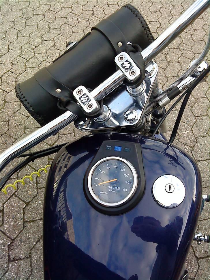 LS650 - Mapam logoerne blev hurtigt grimme når alu'et skulle have autosol.. så der blev specielt bestilt Originale Suzuki embler i metal ;o) Det er som en moderne maskine!

Ser for fedt ud, lyset reflekterer og giver farveskær... That's niiccee ;O) billede 61