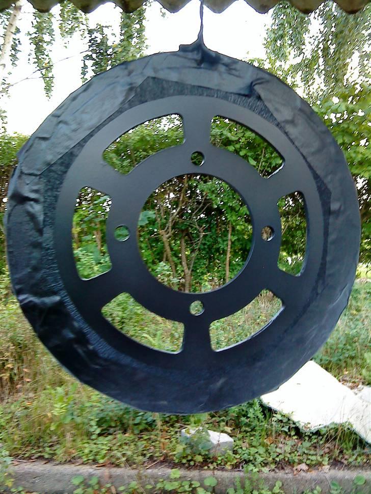 LS650 - En skive der ikke kan holde sin glans må klares med en god do-it-yourself shine up !

Rensning og affedtning også lidt tid med malertapen også en god omgang Zink spray grunder! Derefter varmefast Spraymaling! billede 63